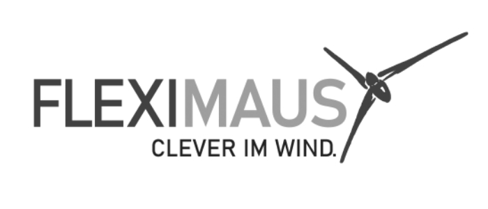 Logo mit dem Text FLEXIMAUS und darunter CLEVER IM WIND. Das X in FLEXIMAUS ist als Windradgrafik stilisiert. Das Gesamtdesign ist monochrom.