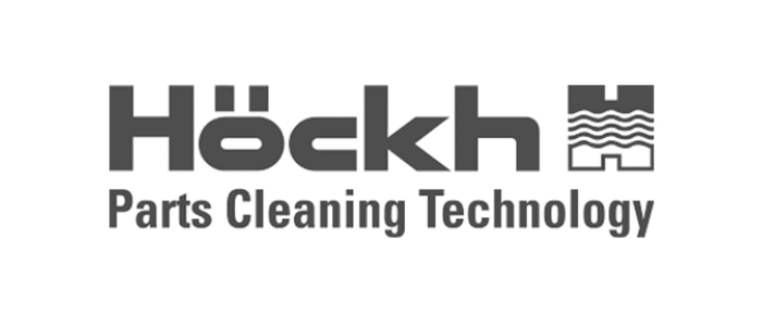 Logo für Höckh Teilereinigungstechnik. Der Firmenname ist fett gedruckt und das stilisierte Design erinnert an ein Industriemotiv mit Wellenlinien auf der rechten Seite. Die Farbgebung ist schwarz-weiß.
