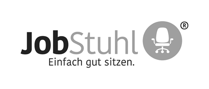 Das Logo zeigt den Text „JobStuhl“ in fetten schwarzen und grauen Buchstaben, begleitet von einem grauen Bürostuhl-Symbol. Darunter steht in kleinerer Schrift der Satz „Einfach gut sitzen.“.