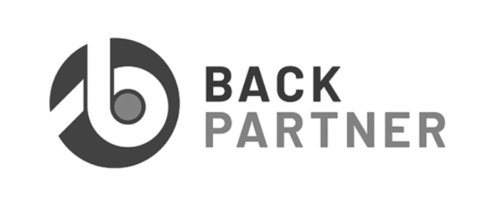 Das Bild zeigt ein Logo mit einem stilisierten „b“ in einem dunklen Kreis, gefolgt von den Worten „BACK PARTNER“ in fetten Großbuchstaben. Logo und Text sind in Graustufen dargestellt.