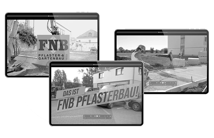 Auf drei Tablets werden Videos von Bauszenen gezeigt. Der linke Bildschirm zeigt Geräte im Einsatz; in der Mitte sind ein Banner mit der Aufschrift „Das ist FNB Pflasterbau!“ und eine Baustelle zu sehen; der rechte Bildschirm zeigt Arbeiter und Materialien auf einer Baustelle.