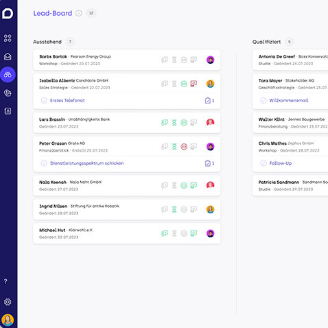 Die Benutzeroberfläche zeigt ein Leadboard mit zwei Spalten: „Ausstehend“ links und „Qualifiziert“ rechts. Jeder Eintrag enthält Name, Organisation, Datum und farbige Symbole. Das Layout ist übersichtlich und übersichtlich.
