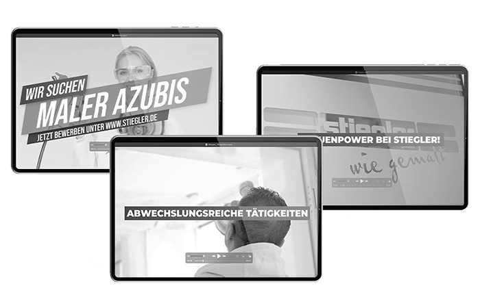 Auf drei Tablets werden Stellenanzeigen für Malerausbildungen in deutscher Sprache angezeigt. Zu den Nachrichten gehören „Wir suchen Maler Azubis“, „Aviele Tätigkeiten“ und „Frauenpower bei Stiegler!“. Das Design ist einfarbig.