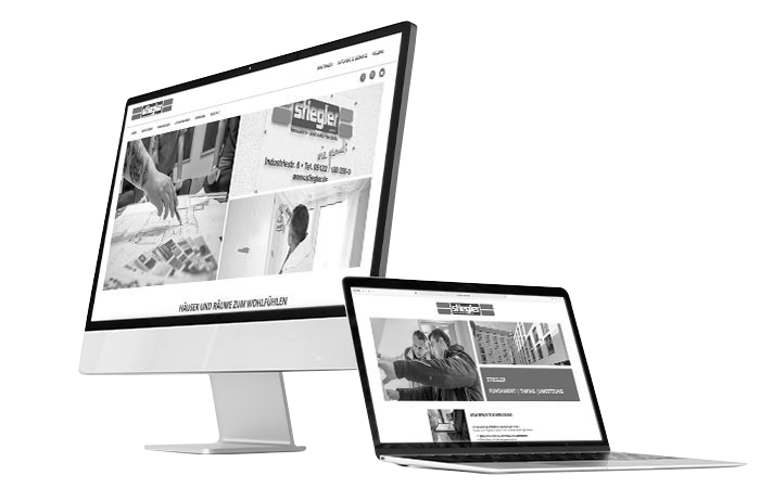 Ein Schwarzweißbild zeigt einen Desktop-Computer und einen Laptop, die beide eine Website anzeigen. Die Website zeigt Bauthemen mit Bildern von Bauplänen und Bauarbeitern. Die Bildschirme sind leicht nach links geneigt.